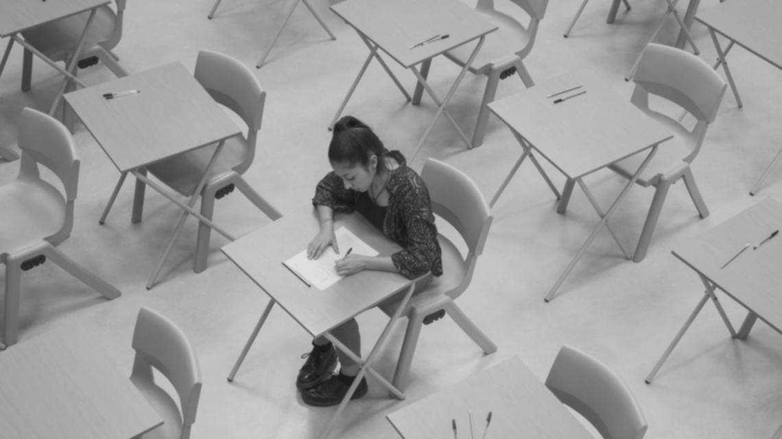 Espace de travail avec écrans montrant des analyses SEO et stratégies de contenu